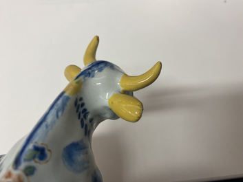 Een polychrome Delftse botervloot met een koe op het deksel, 18e eeuw